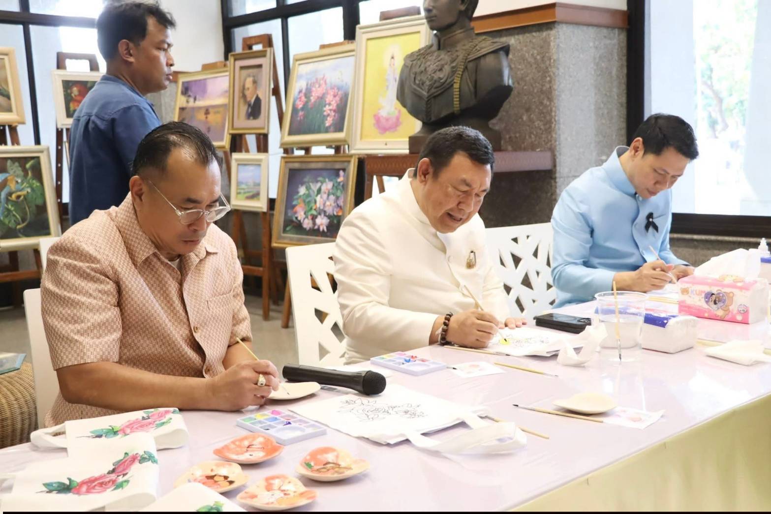 title - ศพส. จัดงาน “รักแห่งศิลป์ รักแห่งแผ่นดิน” เพื่อน้อมรำลึกในพระมหากรุณาธิคุณของสมเด็จพระนางเจ้าสิริกิติ์ พระบรมราชินีนาถ พระบรมราชชนนีพันปีหลวง ณ ศูนย์ส่งเสริมและพัฒนาอาชีพเสริมนอกภาคการเกษตร (ศูนย์ศิลปาชีพบางไทรฯ เดิม)